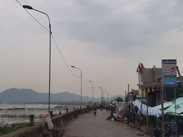 Hàng loạt cột điện dự án không được thắp sáng, phơi mưa phơi nắng gây lãng phí.