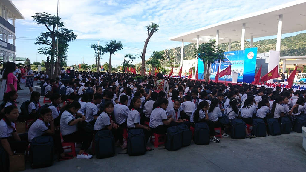Đông đảo học sinh về tề tựu khai trường năm học mới