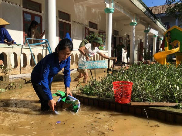 Chùi rửa, lau dọn trường học sau lũ nhằm tạo điều kiện cho học sinh đến trường sớm nhất