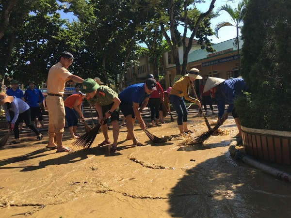 Lực lượng Đoàn Thanh niên tích cực cùng người dân dọn dẹp, vệ sinh môi trường sau lũ
