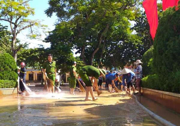Lực lượng Đoàn Thanh niên tích cực cùng người dân dọn dẹp, vệ sinh môi trường sau lũ