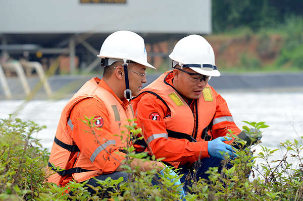 Cán bộ môi trường Công ty Masan Tài Nguyên kiểm tra chất lượng nước tại trạm xử lý nước xả thải