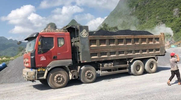 Xe tải vào vận chuyển bê tông nhựa có dấu hiệu quá tải