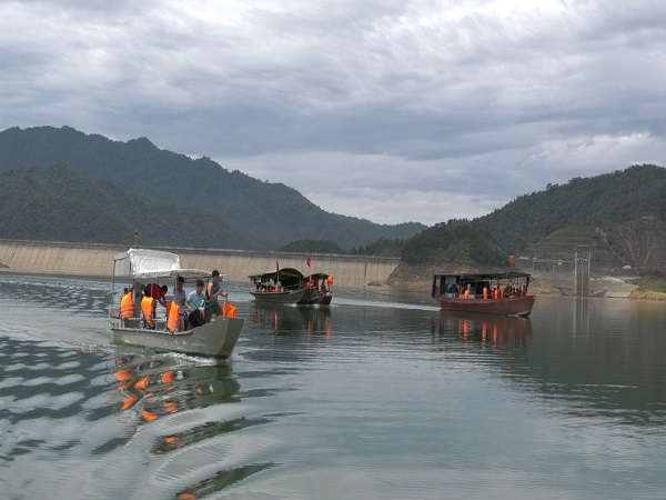 Lòng Hồ Cửa Đặt, nơi du khách luôn thích thú với những phong cảnh hữu tình