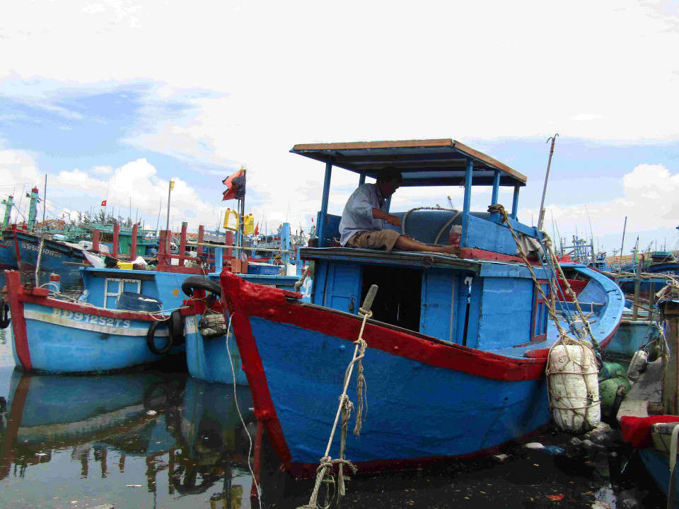 Đời sống sinh hoạt người dân vùng biển, đàn ông đánh bắt hải sản, đàn bà ở nhà đan lưới, chăm sóc con cái