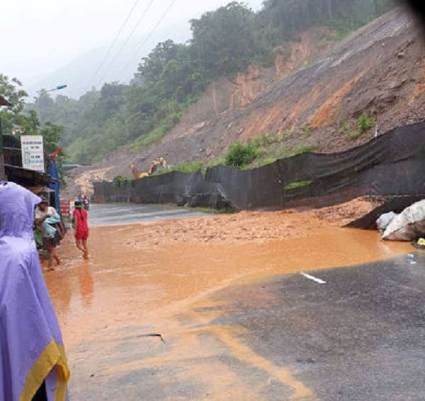 Sạt lở nghiêm trọng tại khối 4, thị trấn Mường Xén (huyện Kỳ Sơn) khiến hàng chục hộ dân ở phía chân núi trở thành “vô gia cư”