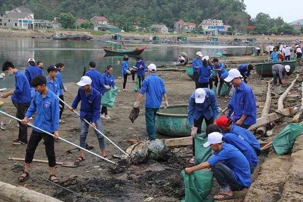 Hoạt động làm sạch biển tại thị xã Cửa Lò