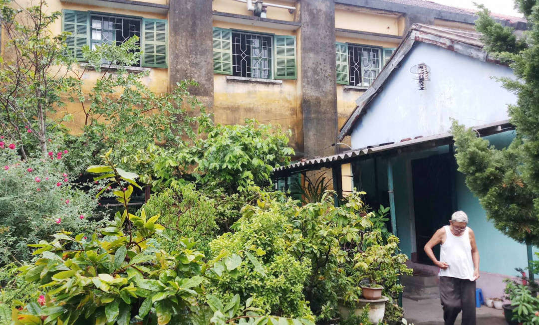 Những căn nhà trong khuôn viên trường THPT Gia Hội đang xuống cấp do chậm di dời