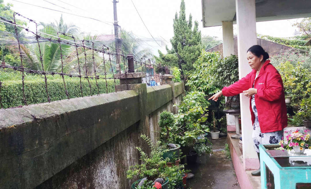 Nhà ông Khư (ảnh) nằm cạnh bức tường rào của trường