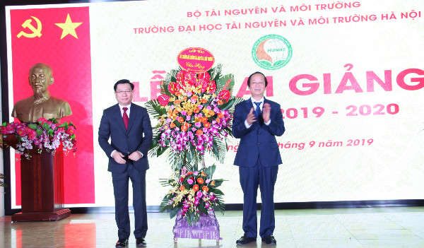 Thứ trưởng Bộ Tài nguyên và Môi trường Võ Tuấn Nhân trao tặng lẵng hoa chúc mừng Trường Đại học Tài nguyên và Môi trường Hà Nội nhân dịp Lễ khai giảng