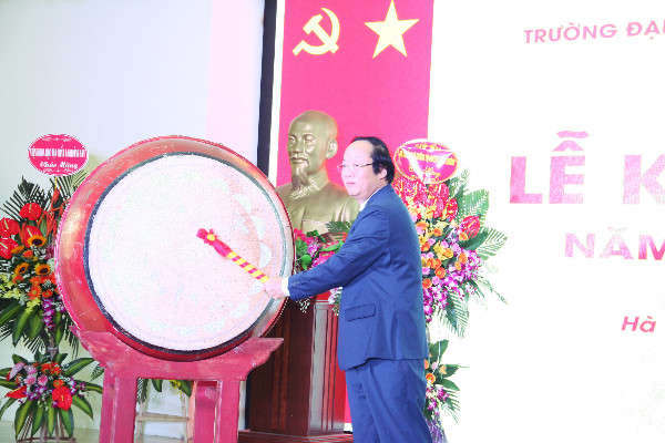 Thứ trưởng Bộ Tài nguyên và Môi trường Võ Tuấn Nhân đánh trống khai giảng năm học mới