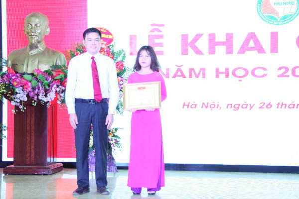 Phó Hiệu trưởng Trường Đại học Tài nguyên và Môi trường Hà Nội Trần Duy Kiều tuyên dương Tân thủ khoa Khí tượng Thủy văn – sinh viên Đặng Như Ý