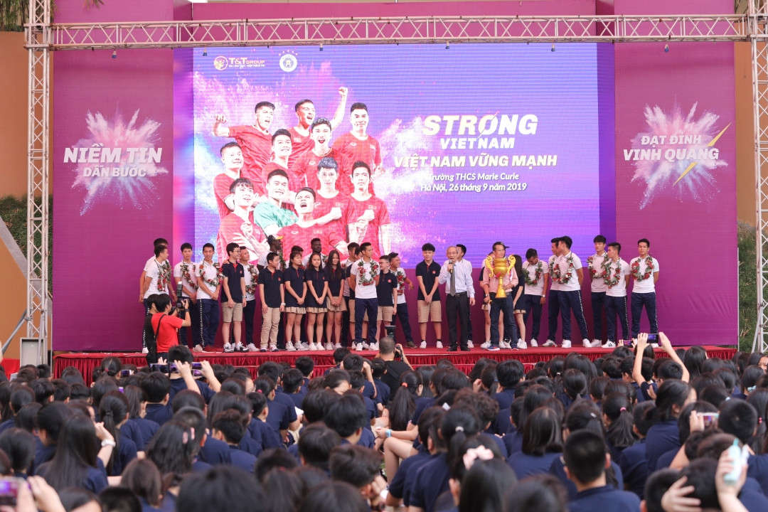 Trao cup cua nguoi ham mo