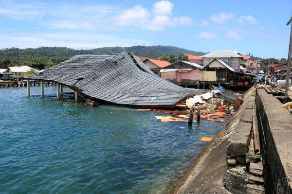 Một khu chợ truyền thống bị hư hại sau trận động đất ở Ambon, Indonesia vào ngày 26/9/2019. Ảnh: Antara Foto