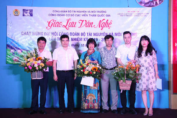 Ông Nguyễn Quốc Khánh – Cục trưởng Cục Viễn thám quốc gia; ông Nguyễn Đức Phú – Giám đốc Ban Quản lý dự án đầu tư xây dựng (Bộ Tài nguyên và Môi trường); bà Lê Thanh Hương – Giám đốc công ty công nghệ Sao Vega (vegastar) nhận bó hoa tươi thắm và kỷ niệm chương từ Ban tổ chức
