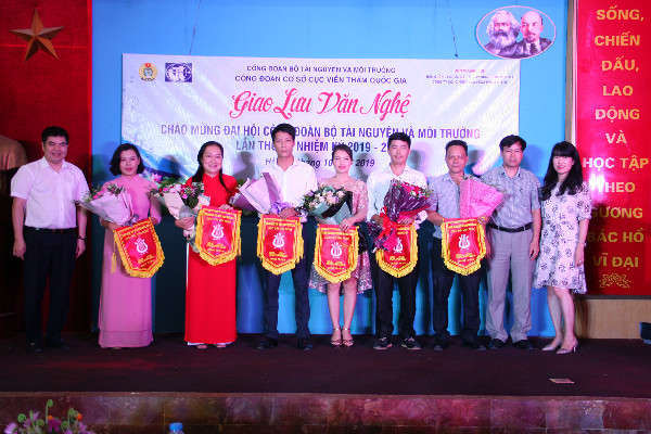 Ông Nguyễn Quốc Khánh trao hoa và cờ lưu niệm cho các đơn vị trực thuộc Cục Viễn thám quốc gia