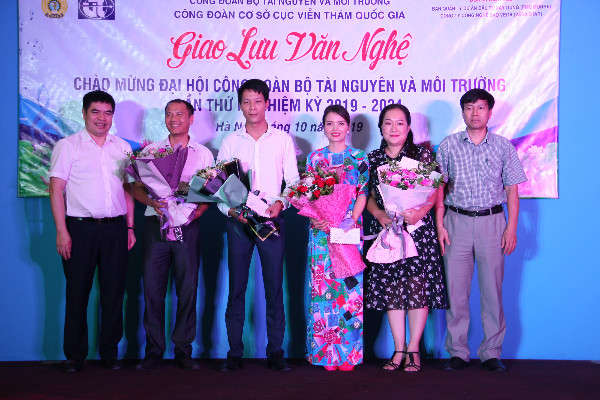 Ông Nguyễn Quốc Khánh, Cục trưởng Cục Viễn thám quốc gia và ông Trần Tuấn Ngọc, Bí thư Đảng ủy Cục Viễn thám quốc gia trao hoa và quà cho các đơn vị đoạt giải Nhất, Nhì, Ba hạng mục đơn ca, song ca và tam ca