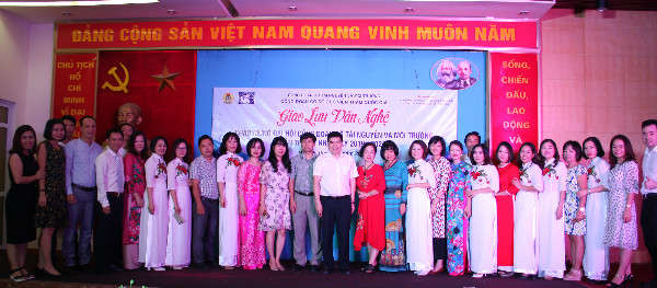 Các đại biểu chụp ảnh lưu niệm