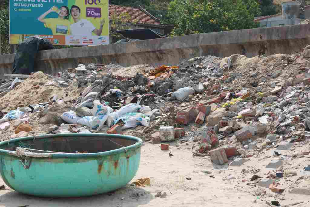 Xà bần đổ dưới chân Kè Nhơn Lý
