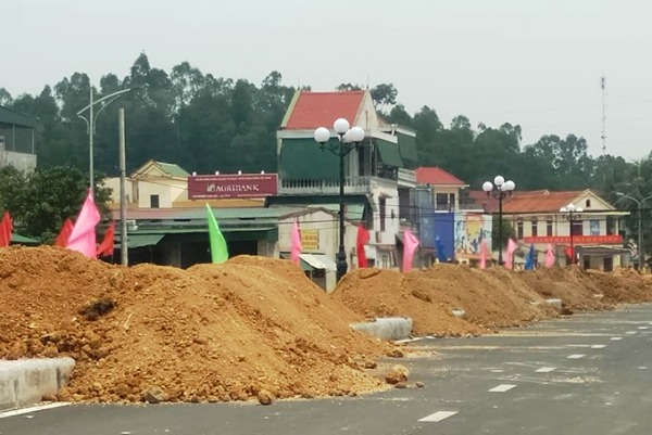 Hàng trăm m3 đất được lấy từ mỏ phục vụ công trình đắp kênh đã được sử dụng sai mục đích ngay tại dự án trồng cây xanh