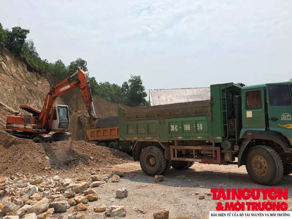 “Đất tặc” lộng hành giữa ban ngày, song không vấp phải sự ngăn chặn từ chính quyền địa phương.
