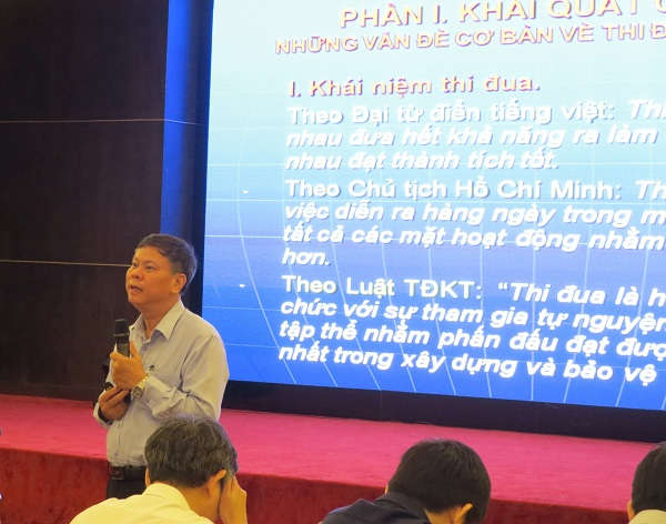Ông Đỗ Thanh Hải – Phó Vụ trưởng Vụ III, Ban thi đua khen thưởng Trung ương giới thiệu các chính sách, định hướng mới về thi đua, khen thưởng