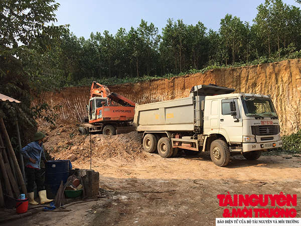 Với địa hình nhiều đồi núi, nhu cầu hạ đồi và cải tạo vườn đang có chiều hướng gia tăng, xã Thạch Kim được xem là “miếng mồi béo bở” để các đối tượng “dựa hơi’ đánh cắp tài nguyên.