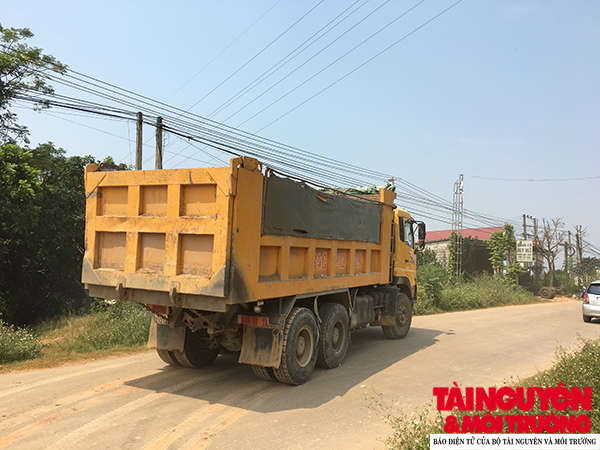 Xe chở đất không che chắn bạt khi di chuyển ra đường lớn.