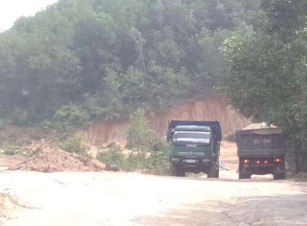 Phương tiện ra vào điểm mỏ đều gắp biển thi công dự án Ngàn Trươi- Cẩm Trang nhưng trong số đó sau khi rời khỏi điểm mỏ đã cất biển, chở đất đến bán cho công trình khác 