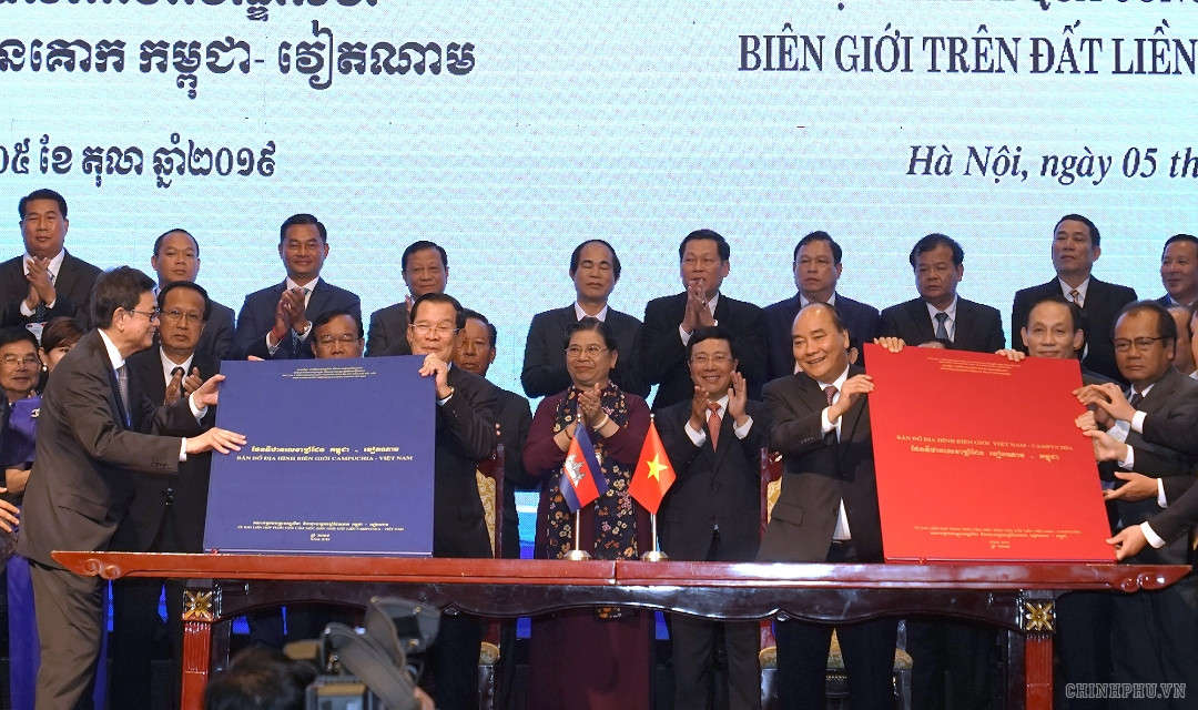 Hai TTg chung kien Le ky Phu luc Ban do dinh kem Nghi dinh thu phan gioi cam moc bien gioi tren dat lien giua 2 nuoc