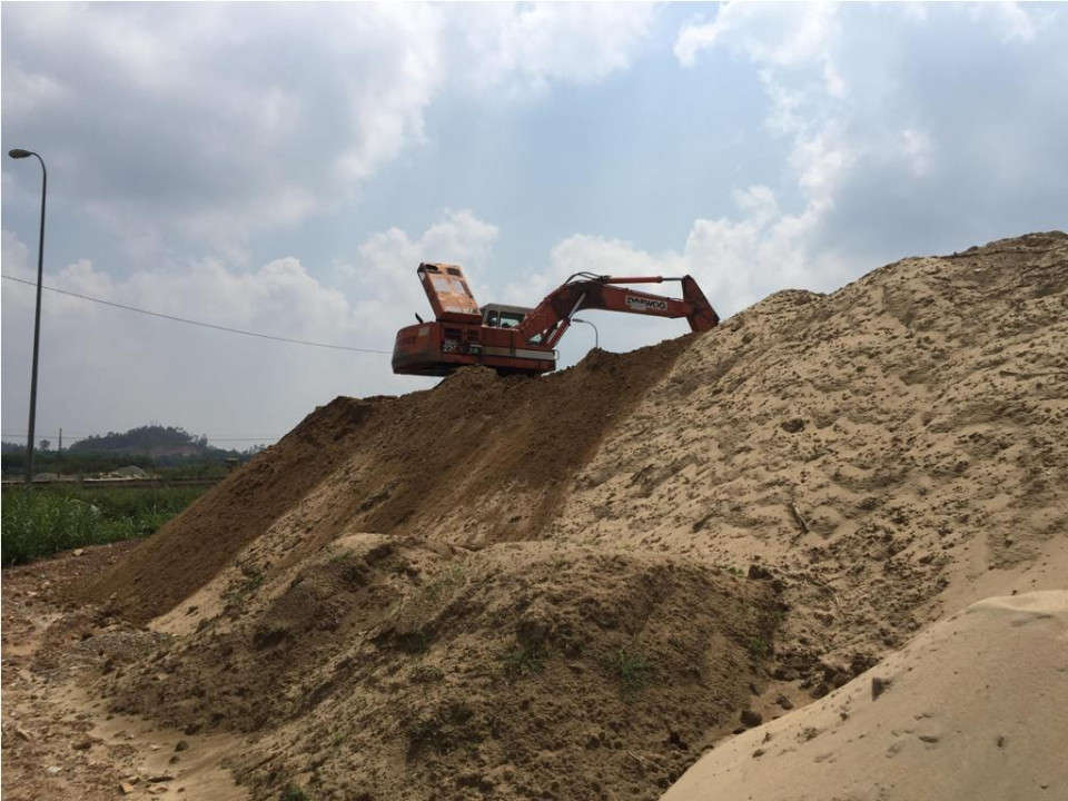 Bãi trữ cát trái phép “án ngữ” cửa ngõ TP. Quảng Ngãi, gây mất ATGT Quốc lộ 1A
