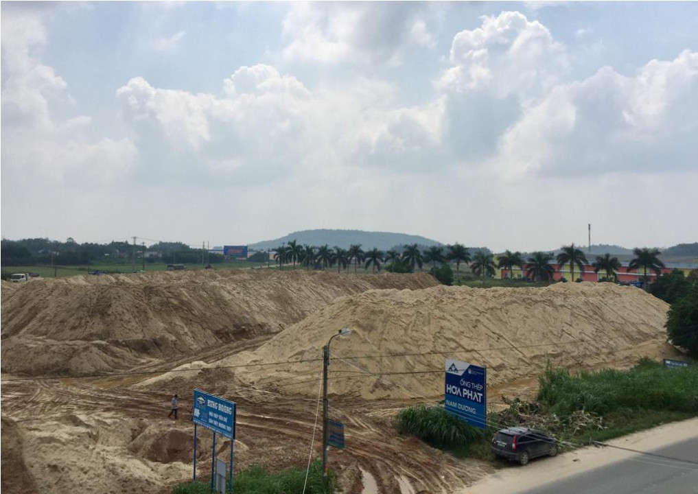 Bãi trữ cát khổng lồ lên đến hàng ngàn m3, với chiều cao cả chục mét nằm ngay cửa ngỏ phía Bắc, thuộc phường Trương Quang Trọng, TP. Quảng Ngãi.vẫn chưa được xử lý dứt điểm