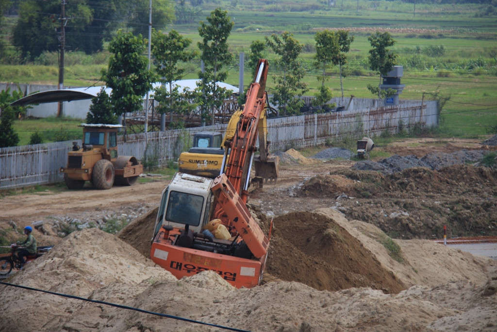 Tại đây vẫn có nhiều phương tiện cơ giới đang tích cực “xé nhỏ” những núi cát, giảm độ cao bãi tập kết cát trái phép. Tuy nhiên, vẫn chưa có bất cứ động thái gì cho thấy Công ty TNHH Nam Hàn và Công ty Cổ phần đầu tư và phát triển hạ tầng 179 di dời bãi cát trái phép