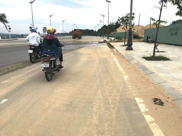 Các bãi cát này tiềm ẩn nguy cơ tai nạn giao thông và ô nhiễm môi trường