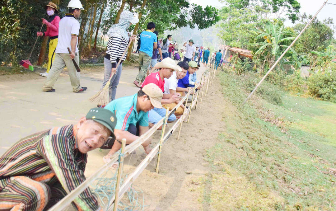 Trồng cây xanh, dựng hàng rào tại huyện A Lưới. Hiện đường làng ngõ xóm ở huyện miền núi này đang thay đổi từng ngày