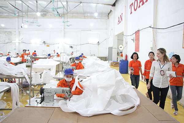 Các đoàn khách trong nước và quốc tế tham quan doanh nghiệp may túi đựng quặng Anh Dương.