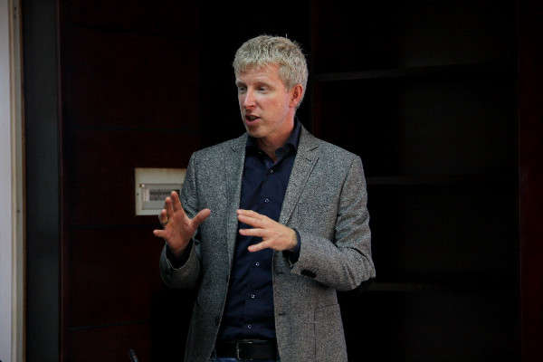 TS. Maarten van der Vegt đến từ Đại học Utrecht, Hà Lan