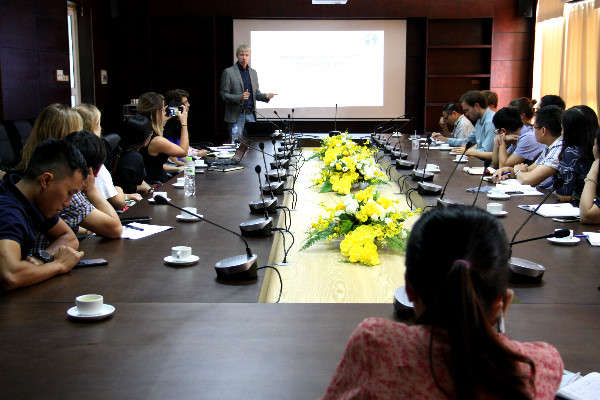 Quang cảnh buổi trao đổi