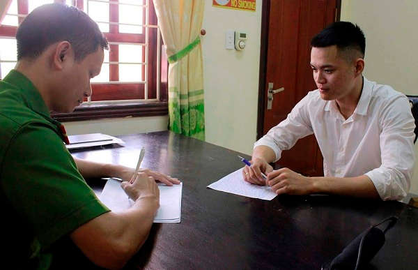 Một “cò đất” đang bị công an huyện Nam Đàn lấy lời khai vì vi phạm quy định về hoạt động bán đấu giá tài sản trong một phiên đấu đất