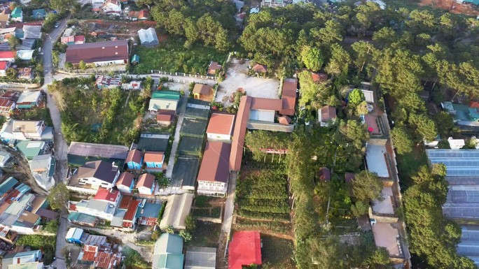 Nhà hàng hoành tráng xây dựng không phép, lấn chiếm đất rừng phòng hộ tại Đà Lạt - Ảnh 3. Nhà hàng hoành tráng xây dựng không phép, lấn chiếm đất rừng phòng hộ tại Đà Lạt - Ảnh 3.