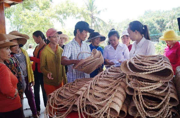 Phát giỏ cói thân thiện môi trường cho Hội viên Hội Phụ nữ thôn Long Thạnh 2