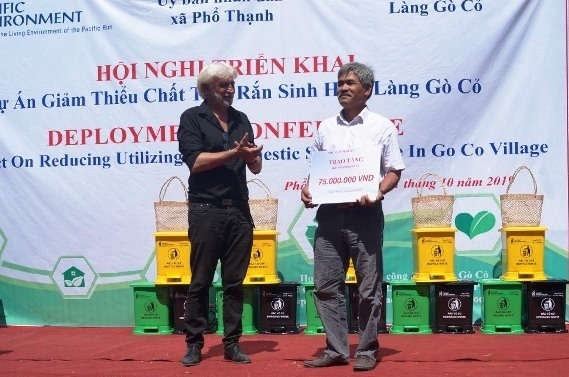 Ông Guy Martini trao tặng 75 triệu đồng cho làng Gò Cỏ để thực hiện hoạt động chụp ảnh, truyền thông