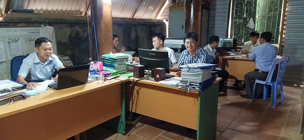 CB xã Cổ Lũng đang phải làm việc trong môi trường rất chật hẹp và khó khăn