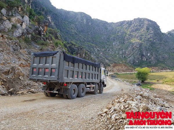 Xe tải ung dung trên đường trái phép, nhưng không gặp phải sự cản trở từ chính quyền sở tại