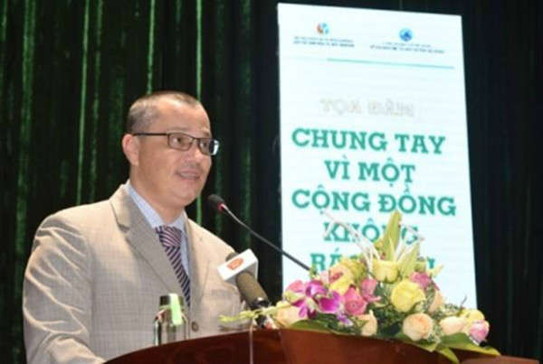 Giám đốc điều hành khách sạn Four Points By Sheraton phát biểu tại Tọa đàm “Hãy làm sạch biển”
