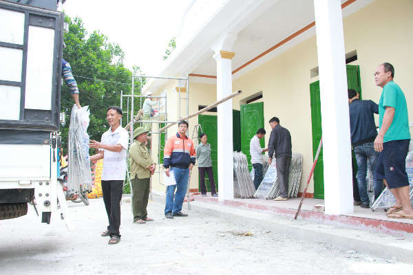 Tặng ghế cho người dân Xóm 5, xã Tân Linh.