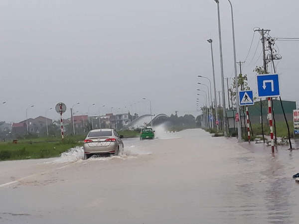 Đường 72m Vinh – Hưng Tây cũng ngập sâu nhiều đoạn
