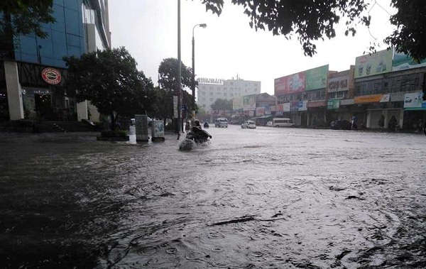 Cổng ga Vinh ngập rất sâu