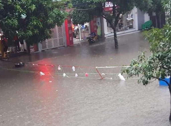 Một số tuyến đường người dân phải căng dây cảnh báo cấm phương tiện giao thông đi vào