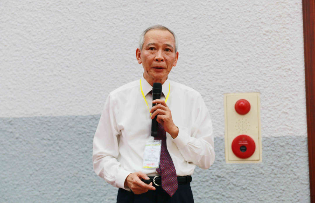 GS.Trần Thục- Phó Chủ tịch Hội đồng tư vấn của Ủy ban quốc gia về BĐKH thuyết trình tại hội nghị tập huấn